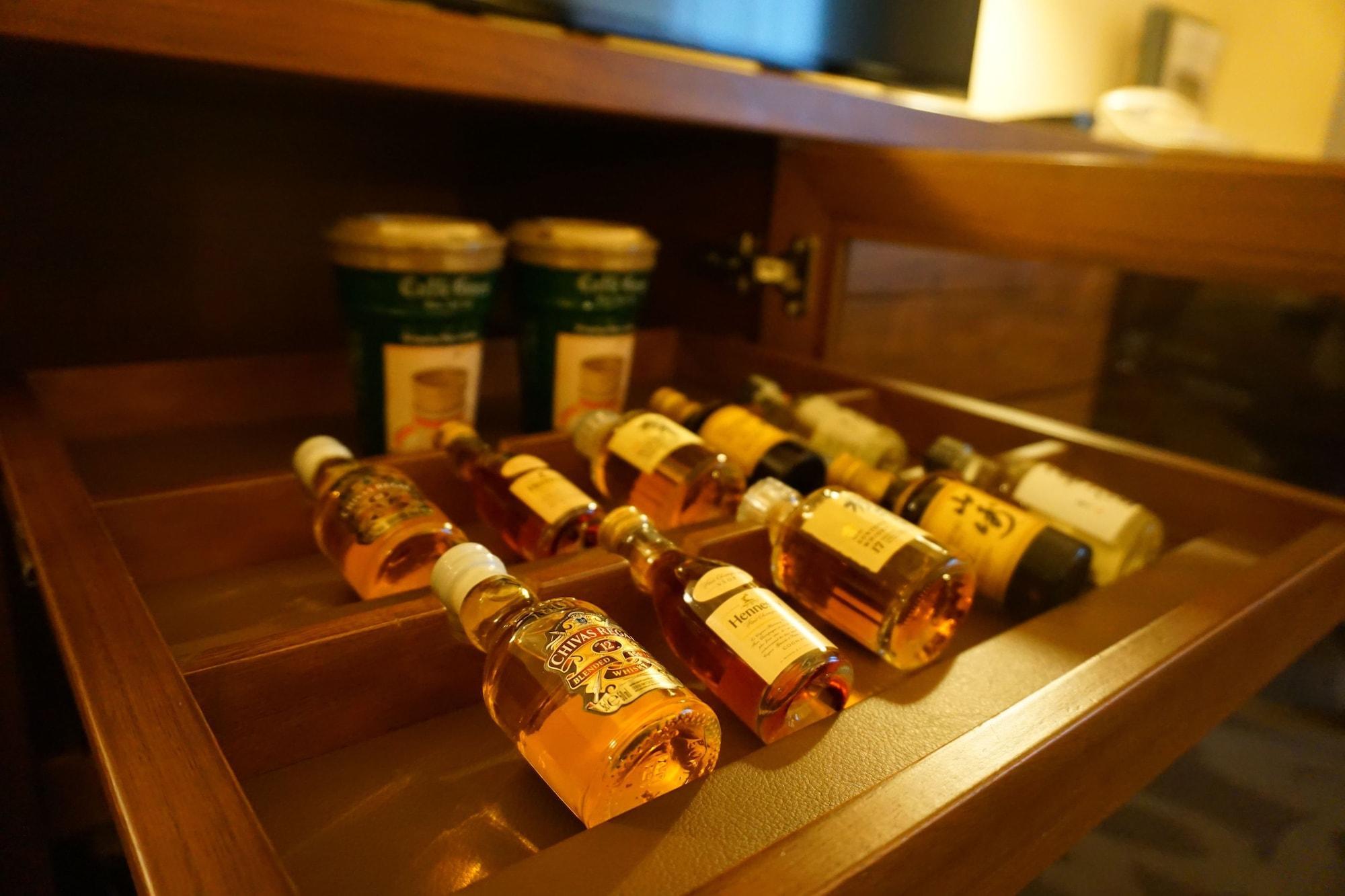 Hotel Nikko Fukuoka Fukuoka  Dış mekan fotoğraf A drawer filled with toiletries